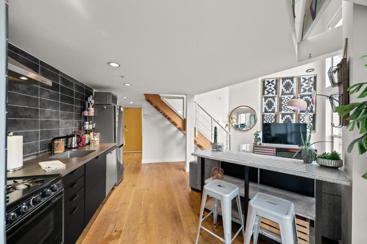 Rare Find Loft With Full Kitchen At Heart Of Downtown Daire Vancouver Dış mekan fotoğraf