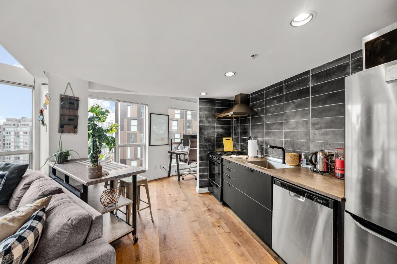 Rare Find Loft With Full Kitchen At Heart Of Downtown Daire Vancouver Dış mekan fotoğraf